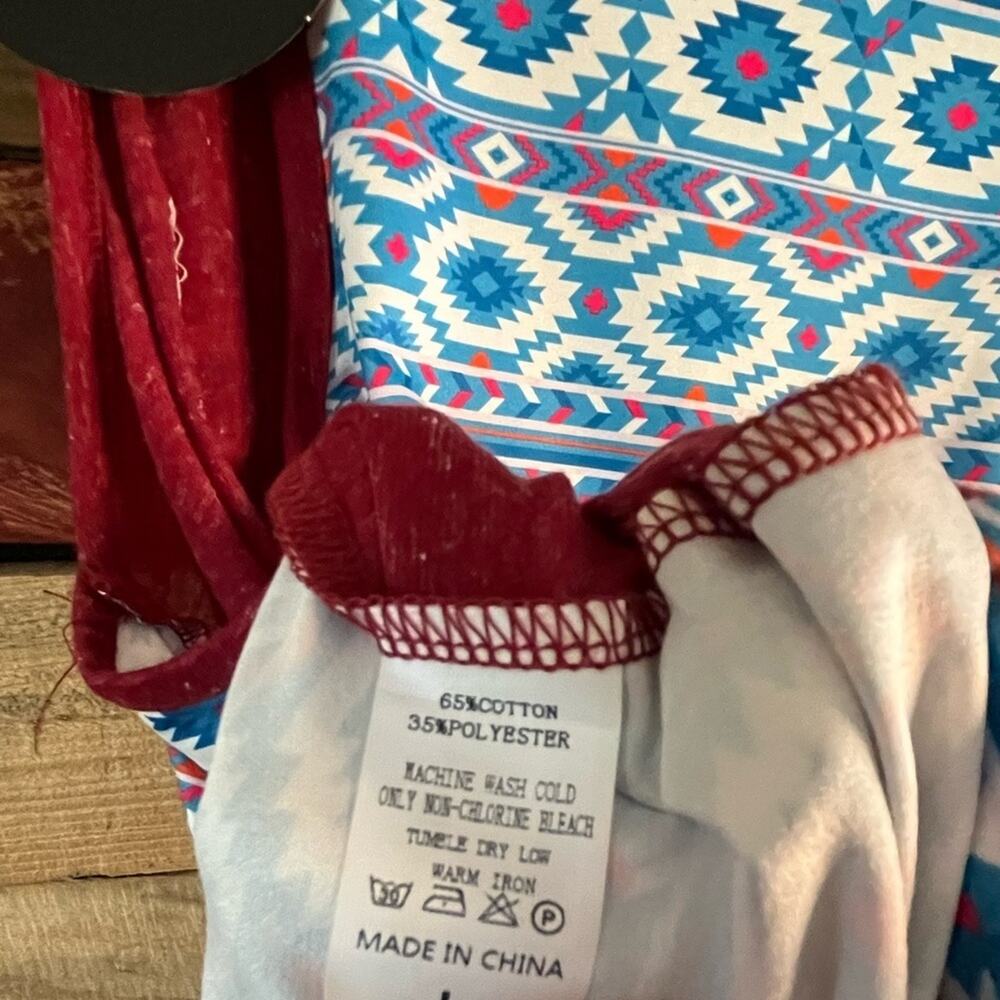 Sunshine‎ & Rodeos Burgundy Aztec Print Top Size Large - Picture 11 of 11